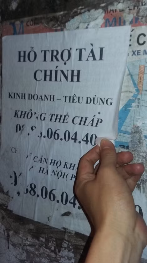 Lột bỏ tờ quảng cáo hôm nay, ngày mai lại bị tờ khác dán đè lên. Lột bỏ tờ quảng cáo hôm nay, ngày mai lại bị tờ khác dán đè lên.