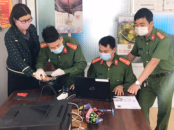 Công an huyện Đắk Song làm các thủ tục cấp căn cước công dân cho các trường hợp là cán bộ chủ chốt của huyện Đắk Song.