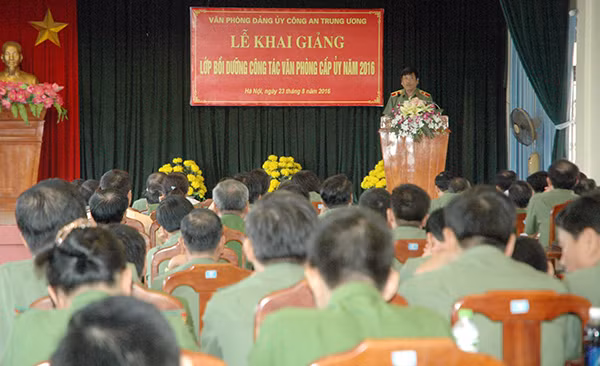 Các giảng viên và học viên tham gia Lớp bồi dưỡng.