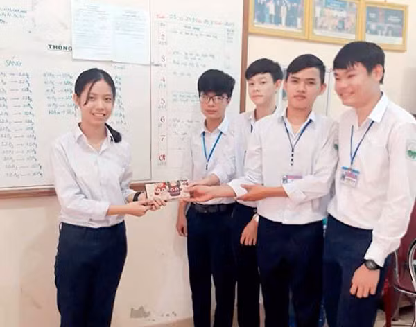 Các em học sinh THPT Vĩnh Linh trả lại tài sản cho người mất.
