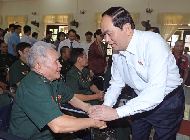 Chủ tịch nước Trần Đại Quang thăm hỏi, động viên và tặng quà các thương, bệnh binh tại Trung tâm Điều dưỡng thương binh Duy Tiên. Ảnh: TTXVN