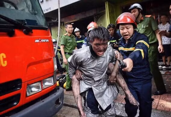 Cảnh sát PCCC và CNCH cứu cháu Nguyễn Hoàng Giang ra khỏi đám cháy.