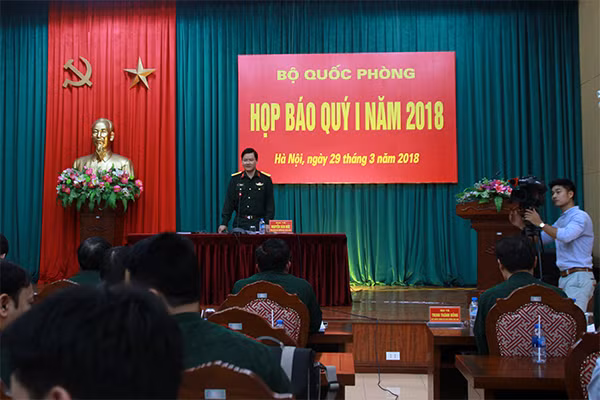 Đại tá Nguyễn Văn Đức chủ trì cuộc họp báo Đại tá Nguyễn Văn Đức chủ trì cuộc họp báo