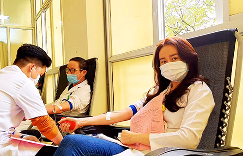 Những y, bác sỹ đang căng mình chống dịch tại khoa phòng nhưng vẫn không quên hiến tặng những đơn vị máu quý giá