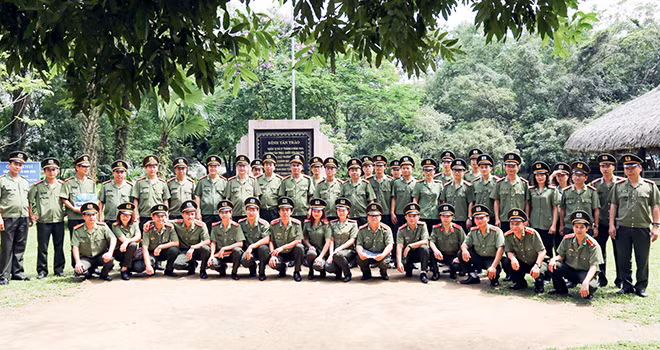Cán bộ, chiến sĩ Cục Tham mưu An ninh trong dịp về nguồn tại Tuyên Quang. Cán bộ, chiến sĩ Cục Tham mưu An ninh trong dịp về nguồn tại Tuyên Quang.