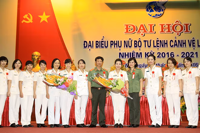 Tư lệnh Bộ Tư lệnh Cảnh vệ Nguyễn Thanh Hà tặng hoa chúc mừng BCH Hội phụ nữ Cảnh vệ nhiệm kỳ mới