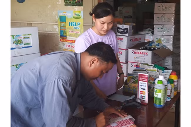 Anh Nguyễn Công Bằng, ở xã Thạnh Trị, thị xã Kiến Tường (Long An) thanh toán mua vật tư nông nghiệp qua thẻ Agribank. Anh Nguyễn Công Bằng, ở xã Thạnh Trị, thị xã Kiến Tường (Long An) thanh toán mua vật tư nông nghiệp qua thẻ Agribank.