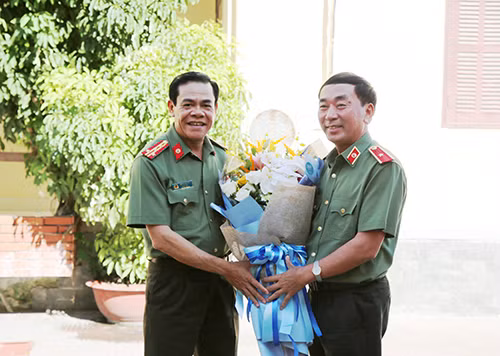 Đại tá Võ Trọng Hải, Giám đốc Công an tỉnh và Thứ trưởng Trần Quốc Tỏ. Đại tá Võ Trọng Hải, Giám đốc Công an tỉnh và Thứ trưởng Trần Quốc Tỏ.