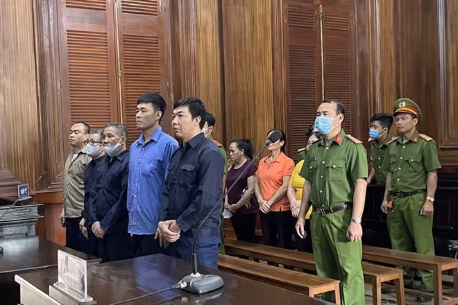Các bị cáo tại tòa ngày 28-1.