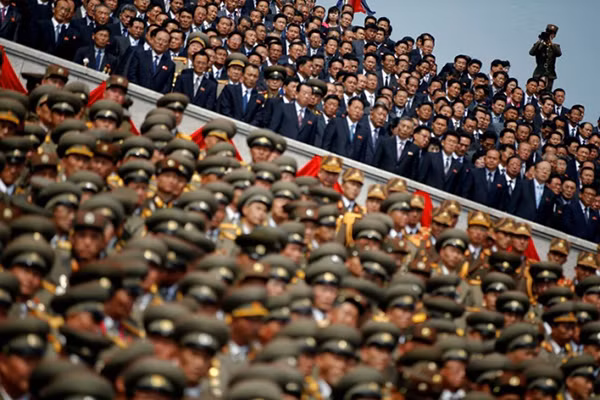 Một binh sĩ quay các binh sĩ, sĩ quan và các quan chức cấp cao khác dự lễ. Ảnh: Reuters