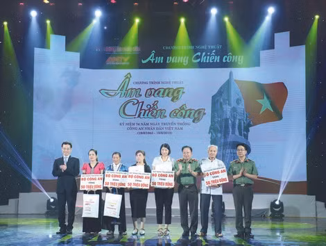 Bộ trưởng Bộ Thông tin và Truyền thông Nguyễn Mạnh Hùng, Trung tướng Mai Văn Hà, Cục trưởng Cục Truyền thông CAND, Ðại tá Phạm Quang Tuyển, Phó cục trưởng Cục Tổ chức cán bộ (Bộ Công an) trao quà của Bộ Công an tặng thân nhân 6 liệt sỹ CAND tại chương trình “Âm vang chiến công” tháng 8/2019.