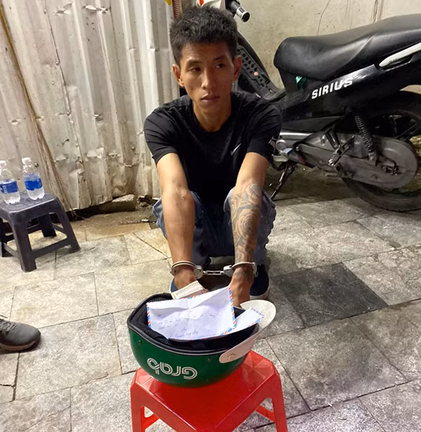 Đối tượng Nguyễn Việt Hưng bị bắt giữ cùng ma túy.