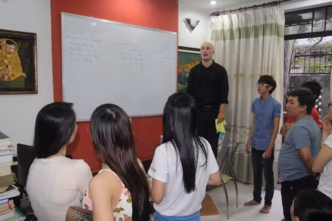 Lớp tiếng Anh tại căn nhà thuê của Jesse.