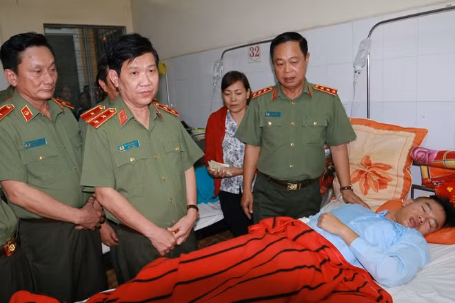 Hai Thứ trưởng Bộ Công an, Thượng tướng Phạm Dũng và Trung tướng Nguyễn Văn Sơn thăm cán bộ bị thương trong vụ tai nạn ở Đắk Lắk.