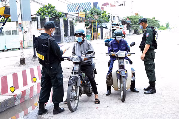 Lực lượng Công an tỉnh kiểm soát người từ TP Hồ Chí Minh, Bình Dương về Đồng Nai tại chốt kiểm soát Quốc lộ 1A (đoạn qua cầu Đồng Nai giáp ranh TP Hồ Chí Minh).