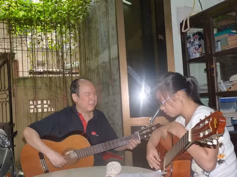 Ông Trịnh Đình Thi dạy học trò.