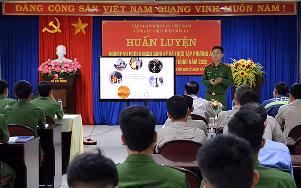 Cán bộ Phòng Cảnh sát PCCC&CNCH hướng dẫn cách xử lý các sự cố hỏa hoạn xảy ra trong gia đình và nơi làm việc.