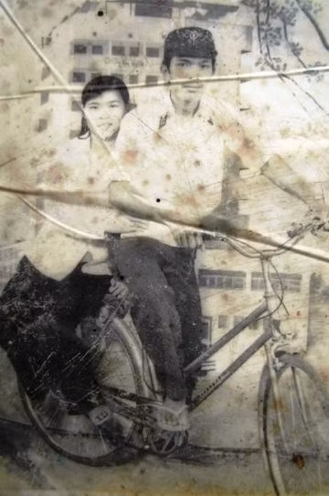 Anh hùng Trần Văn Phương bên người vợ Mai Thị Hoa trong lần nghỉ phép cuối cùng ở quê nhà.