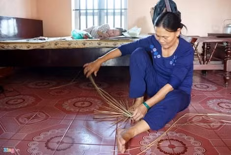 Bà Thơm nhận thêm công việc phụ mây tre đan để kiếm thêm thu nhập.