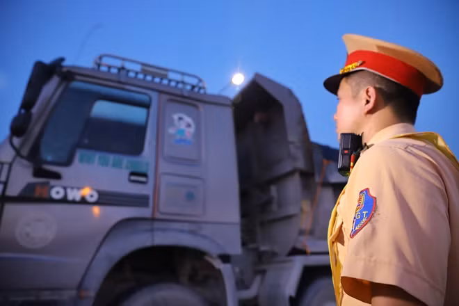 Bỏ chạy không thành, tài xế dừng xe nhưng có thái độ ngang ngược khi đỗ giữa đường và cố thủ trong cabin, mở điện thoại gọi nhiều cuộc.