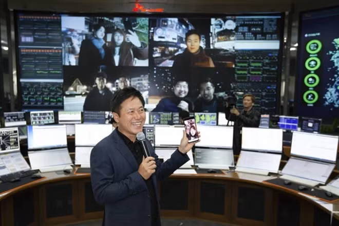 CEO Park Jung-ho của SK Telecom thực hiện gọi Video Call bằng mạng 5G
