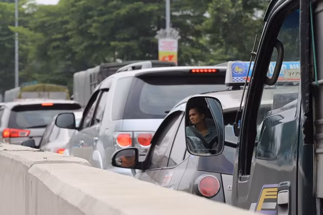 Cánh tài xế ô tô lắc đầu ngán ngẩm khi gặp phải cảnh ùn tắc giữa trưa chỉ bởi tai nạn.