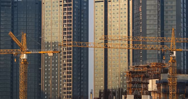 Nhiều nghiên cứu tại Hà Nội đã chỉ ra hiện tượng nghịch nhiệt là một trong các nguyên nhân chính làm cho nồng độ các chất ô nhiễm (đặc biệt là bụi PM 2.5) tăng cao đột biến. Ngoài ra, còn nhiều nguyên nhân khác dẫn đến ô nhiễm không khí thủ đô gồm hoạt động giao thông, xây dựng, hoạt động sản xuất công nghiệp hay đốt rơm rạ, đốt rác của người nông dân.