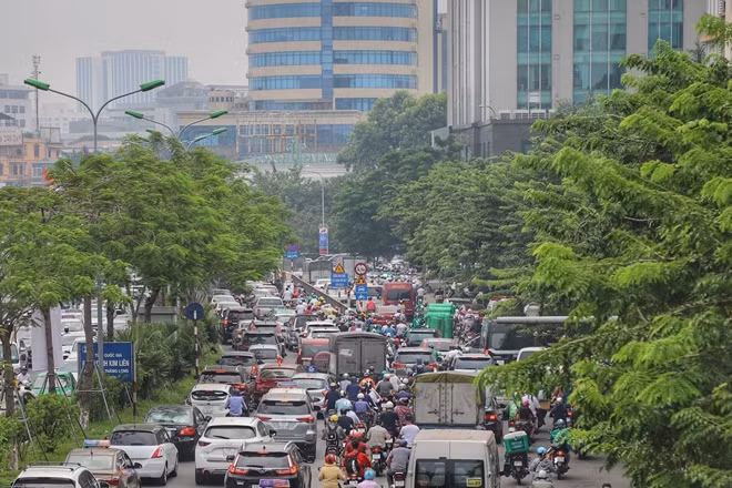 11h trưa 17-9, đây là thời điểm mà bình thường sẽ rất hiếm ai ra đường nhưng nay lại diễn ra cảnh tắc đường ngay giữa trung tâm thủ đô Hà Nội. Tuyến đường Xã Đàn (quận Đống Đa, Hà Nội), đoạn từ nút giao phố Phạm Ngọc Thạch hướng về Đại Cồ Việt rơi vào cảnh kẹt xe. Nguyên nhân được xác định bởi trước đó, một vụ tai nạn giao thông đã xảy ra ngay dưới hâm Kim Liên giữa xe ba gác với xe máy.