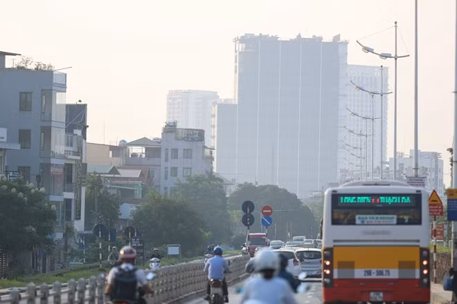 Cảnh mịt mờ trên đường Âu Cơ vào lúc 17h chiều khiến nhiều người lầm tưởng là sương mù.