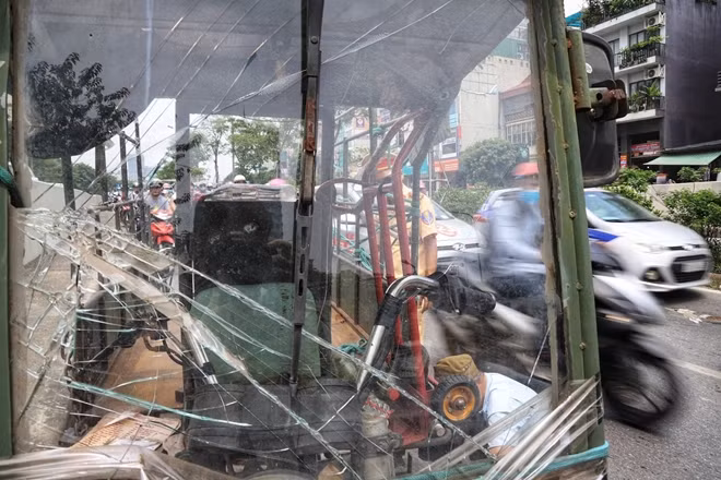 Sau khi nhận thông tin từ người dân, đội CSGT thuộc Công an quận Đống Đa đã nhanh chóng có mặt tại hiện trường điều tra vụ việc.
