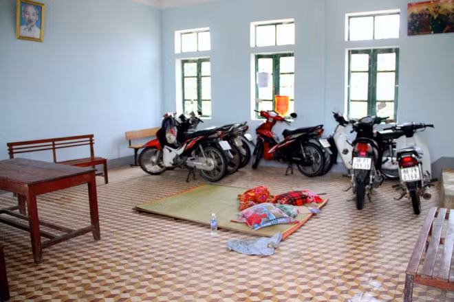 Nhiều hộ dân đã đưa xe máy, giường tủ lên tầng hai của trụ sở UBND xã Phương Mỹ để tránh thiệt hại. Em Nguyễn Thị Uyên (12 tuổi) cho hay, tối hôm qua em được bố mẹ đưa lên đây tránh lũ. Cả gia đình đã mang chăn màn, bếp gas lên tạm thời trú ẩn chờ nước rút.