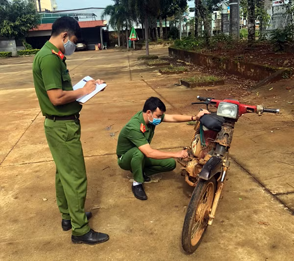 Công an xã Nhân Cơ, huyện Đắk R’lấp thu giữ chiếc xe máy tang vật của vụ trộm cắp tài sản.