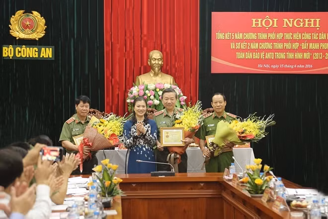 Các đồng chí lãnh đạo Bộ Công an nhận Kỷ niệm chương "Vì sự nghiệp Đại đoàn kết dân tộc" của Ủy ban Trung ương MTTQ Việt Nam.