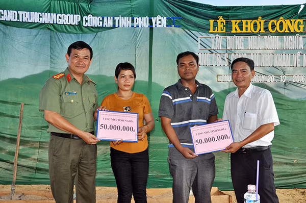 Đại diện Báo CAND và Công an tỉnh Phú Yên trao 100 triệu đồng hỗ trợ xây dựng hai căn nhà tình nghĩa cho 2 cán bộ - chiến sĩ Công an huyện Sơn Hòa