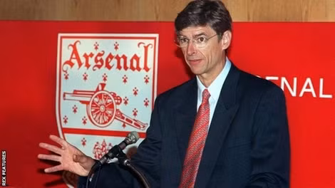 Arsene Wenger và hình ảnh khi lần đầu tiên ra mắt Arsenal.