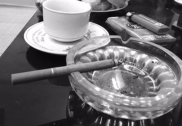 Nhiều gia đình vẫn để trẻ nhỏ phải hút thuốc lá thụ động.