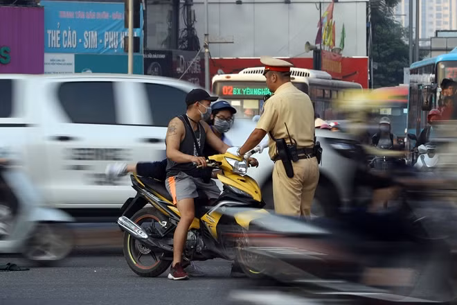 Chỉ trong ít phút triển khai đội hình, Tổ công tác đã phát hiện xử lý gần 10 trường hợp học sinh đi xe máy, xe máy điện không đội mũ bảo hiểm. Không những vậy có cả trường hợp phụ huynh không đội mũ bảo hiểm đèo học sinh lưu thông trên đường.