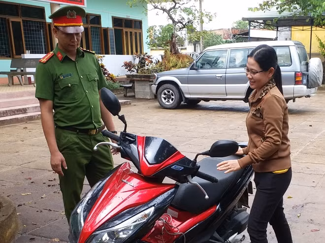 Đại úy Mạnh trao trả tài sản cho người dân.