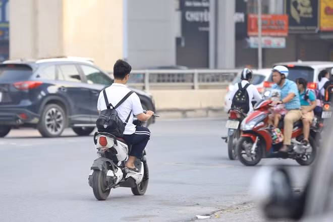 Theo ghi nhận của PV, mặc dù CSGT Hà Nội đã nhiều lần xử lý, vận động các em học sinh, nhà trường và các bậc phụ huynh về việc chấp hành nghiêm túc luật giao thông tuy nhiên trong giờ cao điểm buổi sáng (từ 6h30 - 7h30), trên tuyến đường này có rất nhiều học sinh, phụ huynh đi xe máy, xe máy điện, xe đạp điện chở con em mình tới trường nhưng không đội MBH.