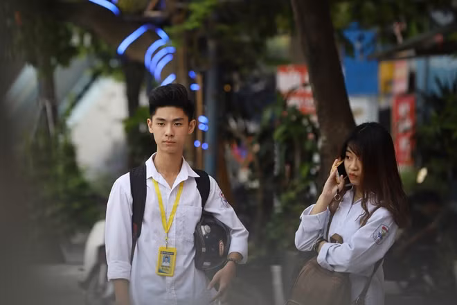 Khuôn mặt ngơ ngác của các em học sinh khi bị lực lượng CSGT xử phạt vi phạm giao thông.