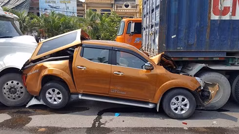 Xe bán tải nát bươm như xe đồ chơi sau cú tông của “hung thần” xa lộ