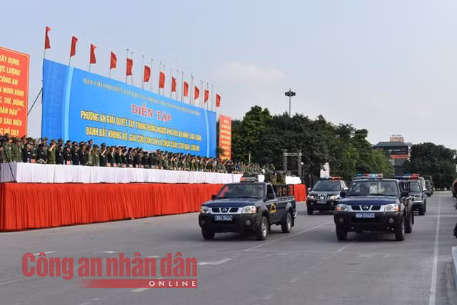 Một số hình ảnh tại buổi diễn tập thực binh giải quyết tập trung đông người phá rối an ninh, bạo loạn và đánh bắt khủng bố, giải cứu con tin, chữa cháy, cứu nạn, cứu hộ. Một số hình ảnh tại buổi diễn tập thực binh giải quyết tập trung đông người phá rối an ninh, bạo loạn và đánh bắt khủng bố, giải cứu con tin, chữa cháy, cứu nạn, cứu hộ.