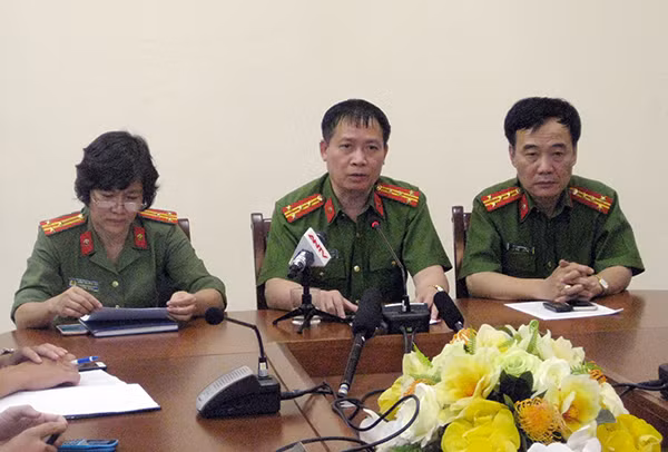 Đại tá Dương Văn Giáp (ngồi giữa) thông tin vụ trọng án