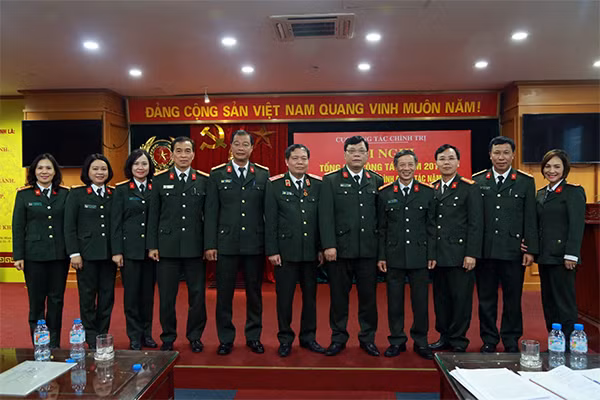 Đại tá Nguyễn Hải Trung, Phó Tổng cục trưởng Tổng cục Chính trị CAND với các đại biểu dự Hội nghị