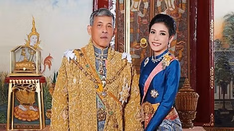 Hoàng quý phi Sineenat và Quốc vương Vajiralongkorn.