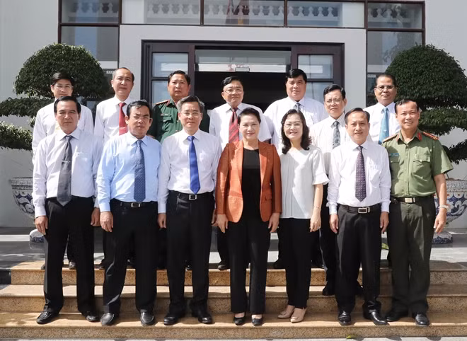 Chủ tịch Quốc hội Nguyễn Thị Kim Ngân với Ban Thường vụ Tỉnh ủy và lãnh đạo chủ chốt tỉnh Bạc Liêu.