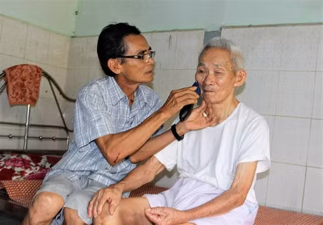Cụ ông Nguyễn Đốc (92 tuổi, quê Thăng Bình) được các cán bộ trung tâm chăm sóc.