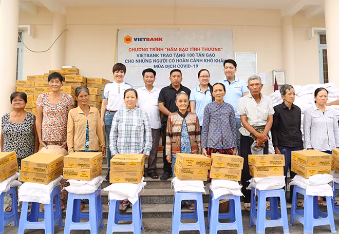Vietbank trao quà cho các gia đình khó khăn tại tỉnh Long An và An Giang