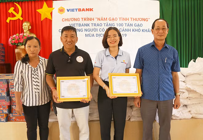 Ông Lê Văn Nên – Phó chủ tịch UBND huyện Đức Huệ, tỉnh Long An (ngoài cùng bên phải) trao thư cảm ơn Vietbank