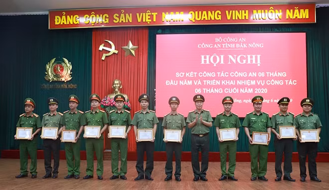 Đại tá Hồ Quang Thắng, Phó Giám đốc Công an tỉnh trao giấy khen cho các tập thể.